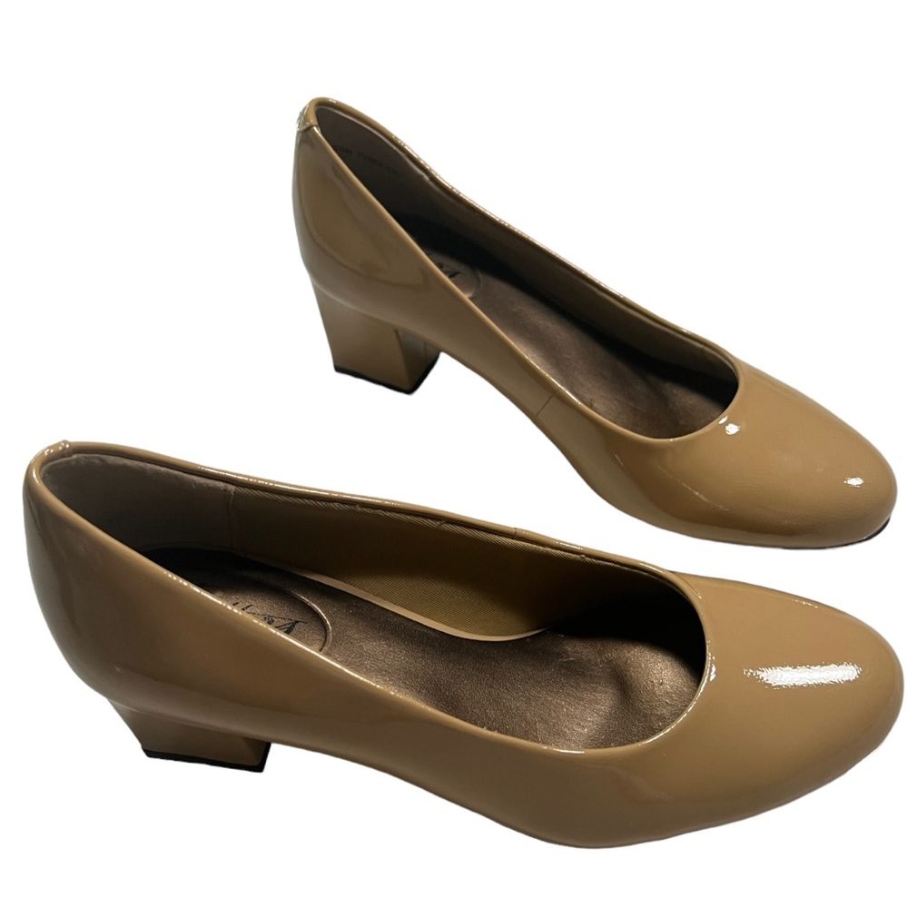 NWOB Totters Candel Women’s Patent Leather Tan Pumps Size 5.5M